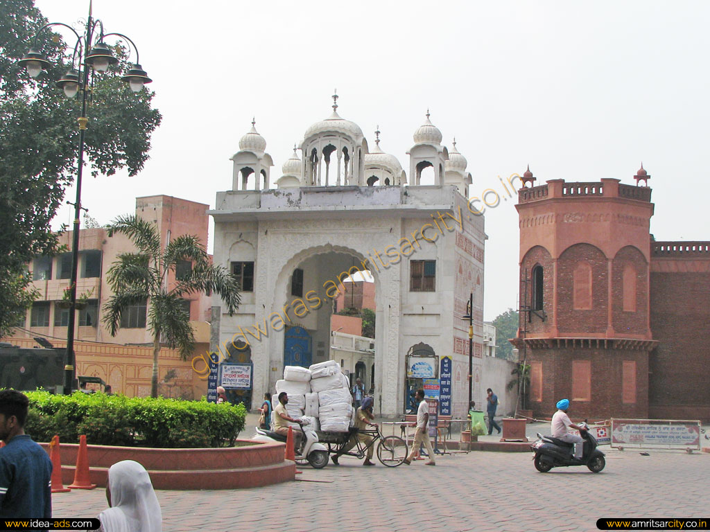 outer view gurudwara santokhsar sahib amritsar